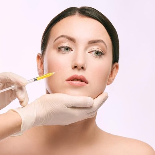 5: Con una aguja muy fina y estéril se hacen varias inyecciones en el rostro completo y papada.