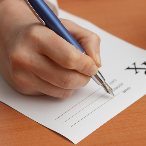 6: Se entregan recomendaciones para el cuidado posterior. El PRP no tiene efectos secundarios graves, pero puede causar un poco de dolor, inflamación o enrojecimiento local. Esto suelen desaparecer en unas horas o días.